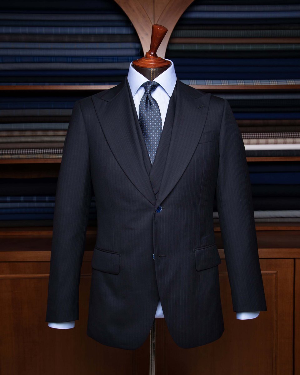 Abito Gessato Blu Navy con Righe Celesti