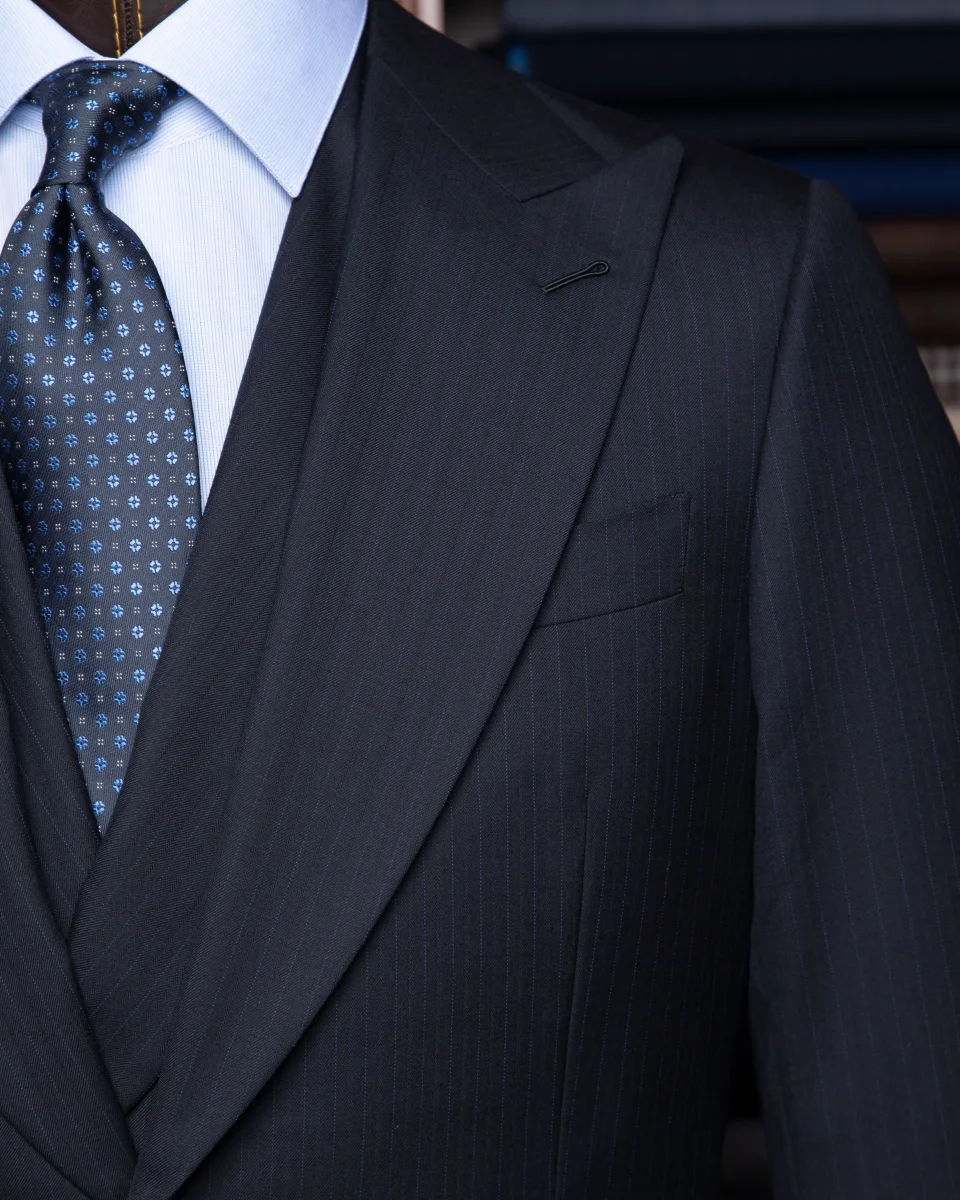 Abito Gessato Blu Navy con Righe Celesti - immagine 3