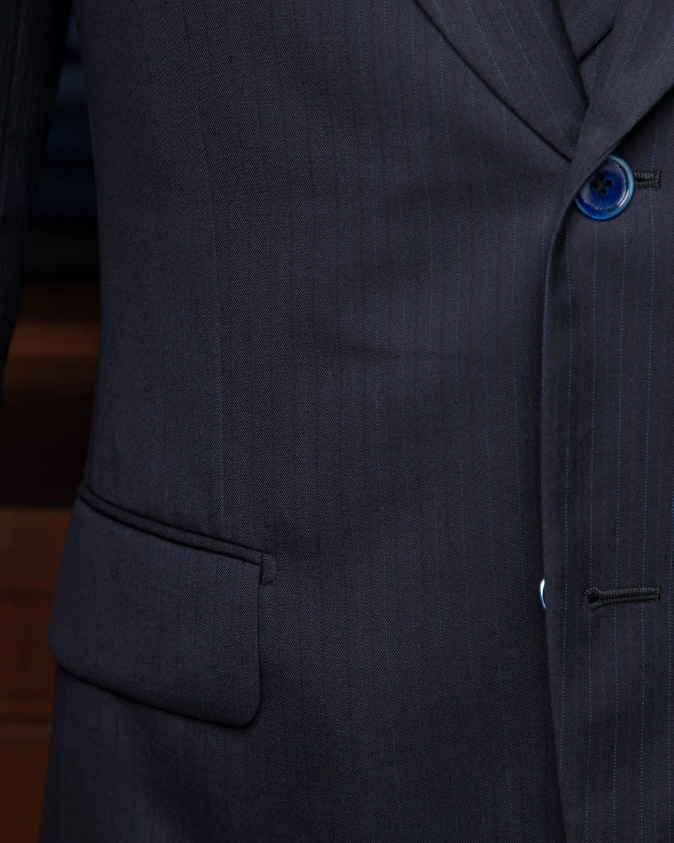 Abito Gessato Blu Navy con Righe Celesti - immagine 6