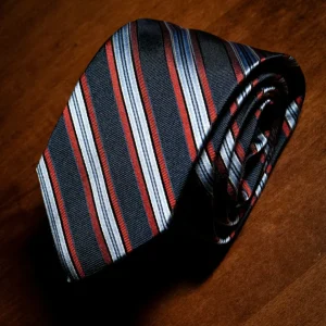 Cravatta Blu con Fantasia Regimental Rossa