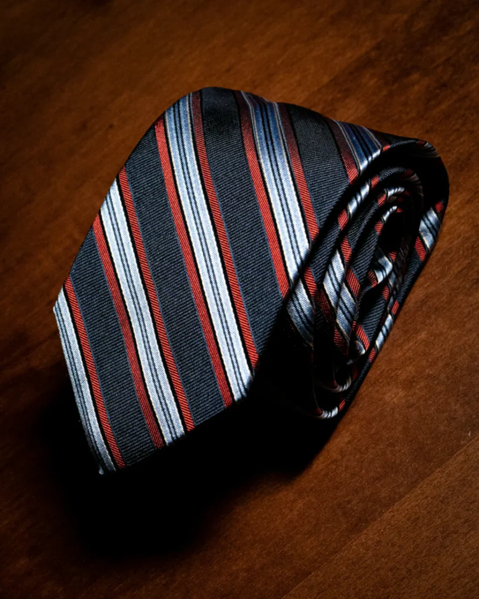 Cravatta Blu con Fantasia Regimental Rossa