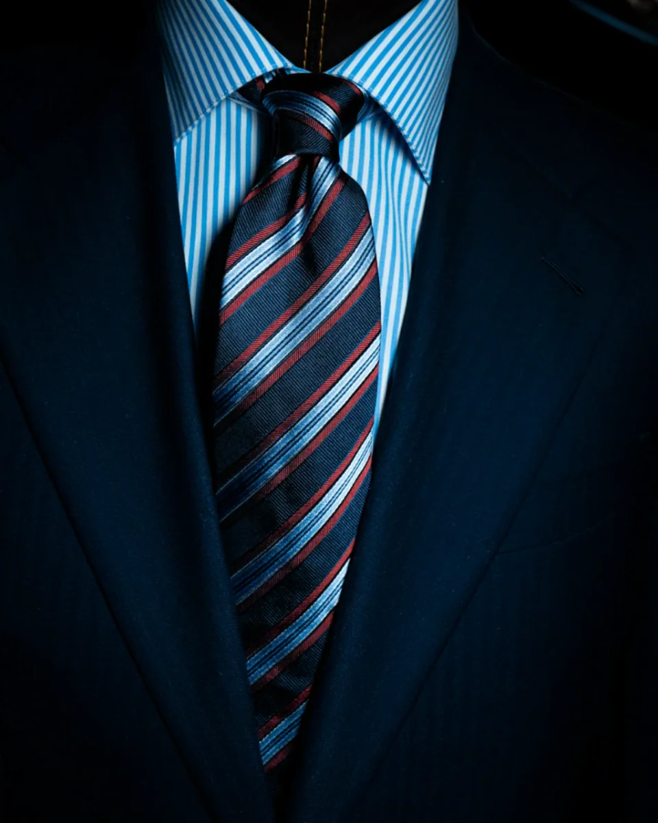 Cravatta Blu con Fantasia Regimental Rossa - immagine 3