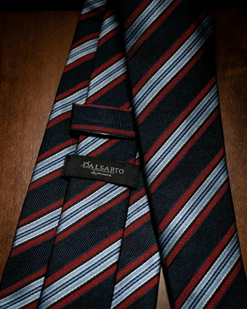 Cravatta Blu con Fantasia Regimental Rossa - immagine 4