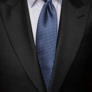 Cravatta Blu con Cuori Bianchi in Seta Raffinata