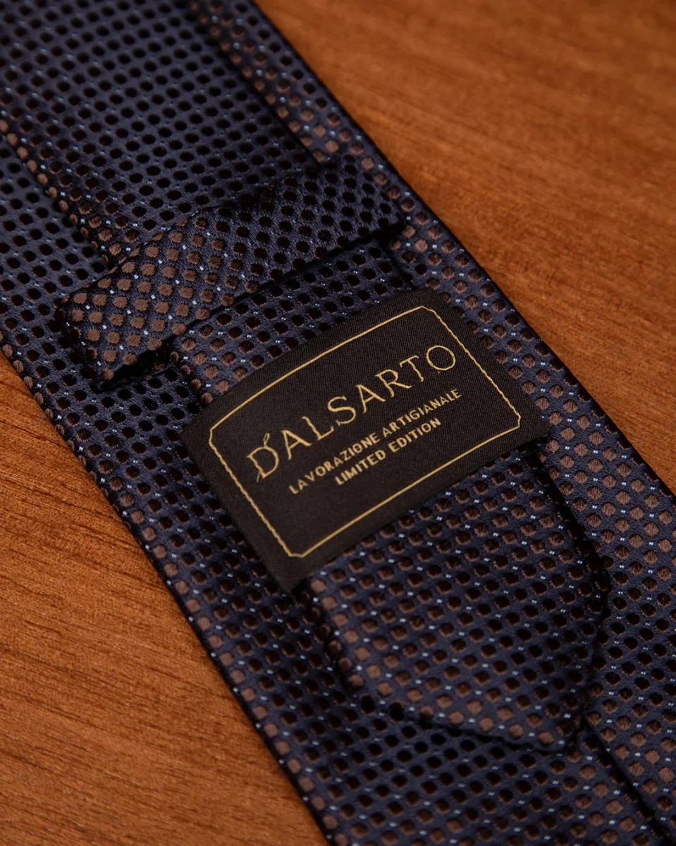 Cravatta Jacquard Blu Notte Con Microcerchi Marrone Caffè E Puntini Azzurri - immagine 5