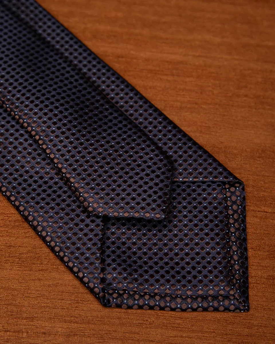 Cravatta Jacquard Blu Notte Con Microcerchi Marrone Caffè E Puntini Azzurri - immagine 6