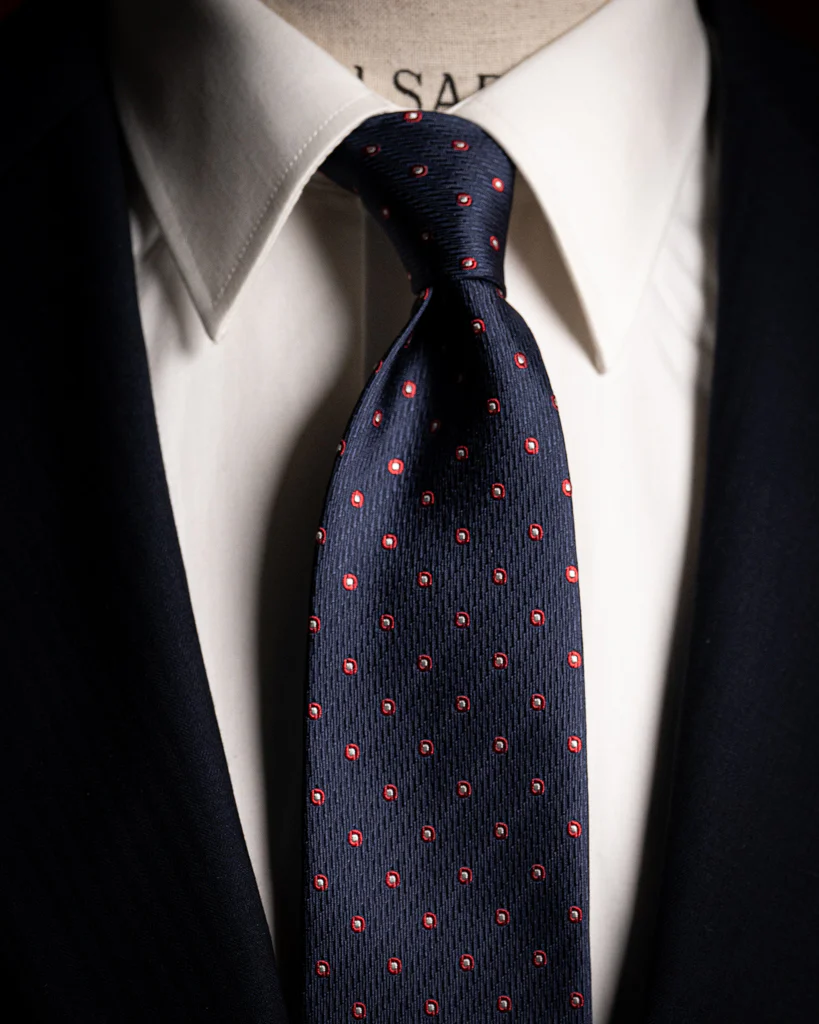 Cravatta Jacquard Blu Notte con Pois Bianchi con Contorno Rosso - immagine 3