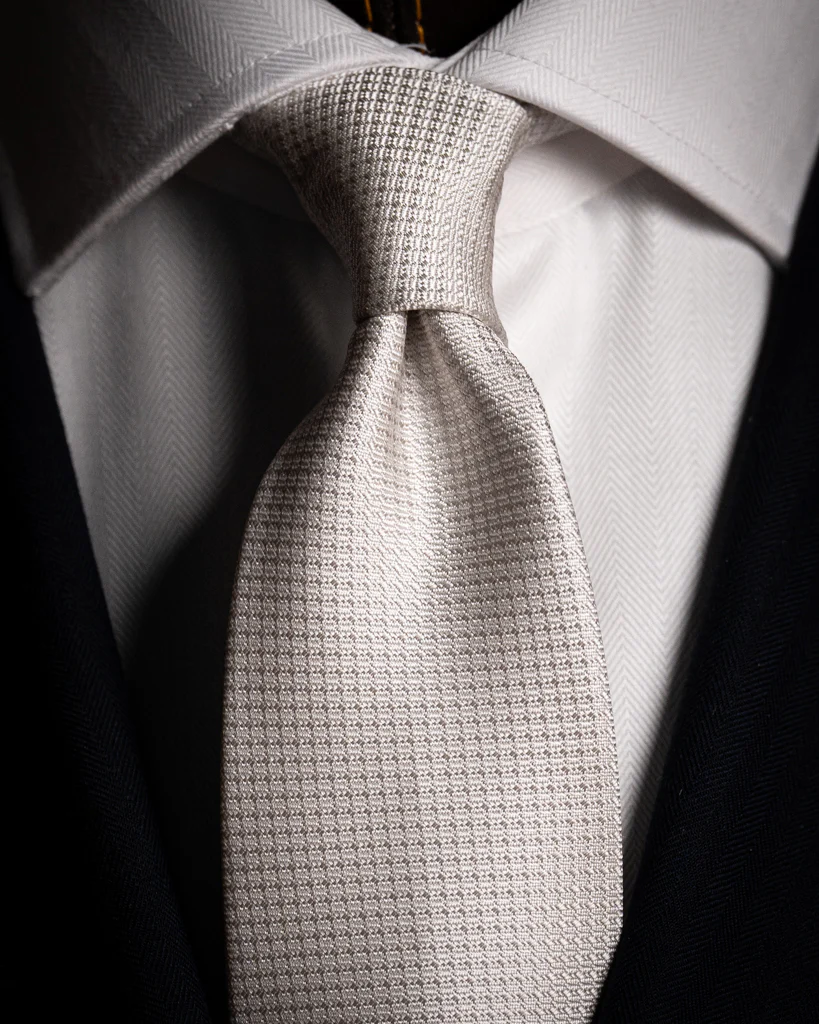 Cravatta Jacquard Grigio Perla con Microtrama Operata - immagine 4