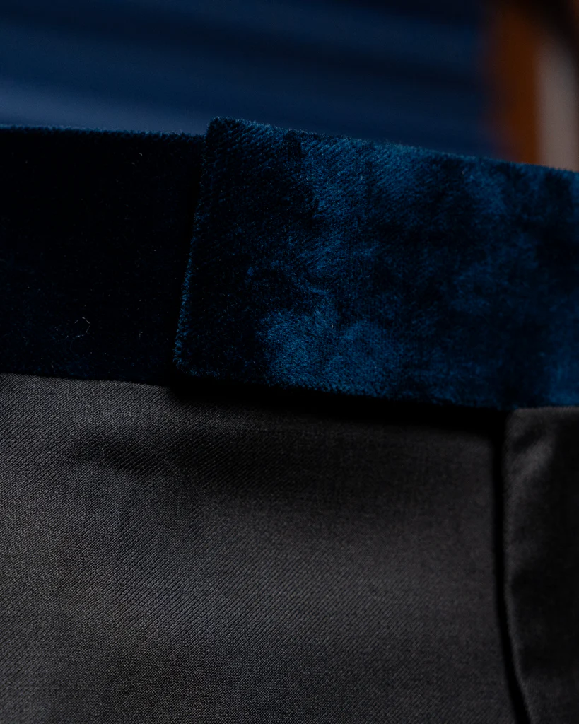 Pantalone Nero Unito con Banda in Velluto Blu - immagine 3