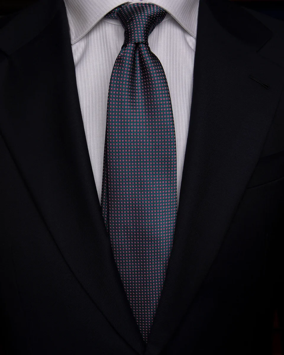 Cravatta Jacquard Bordeaux Con Microquadri Verde Smeraldo E Rosa Ciclamino