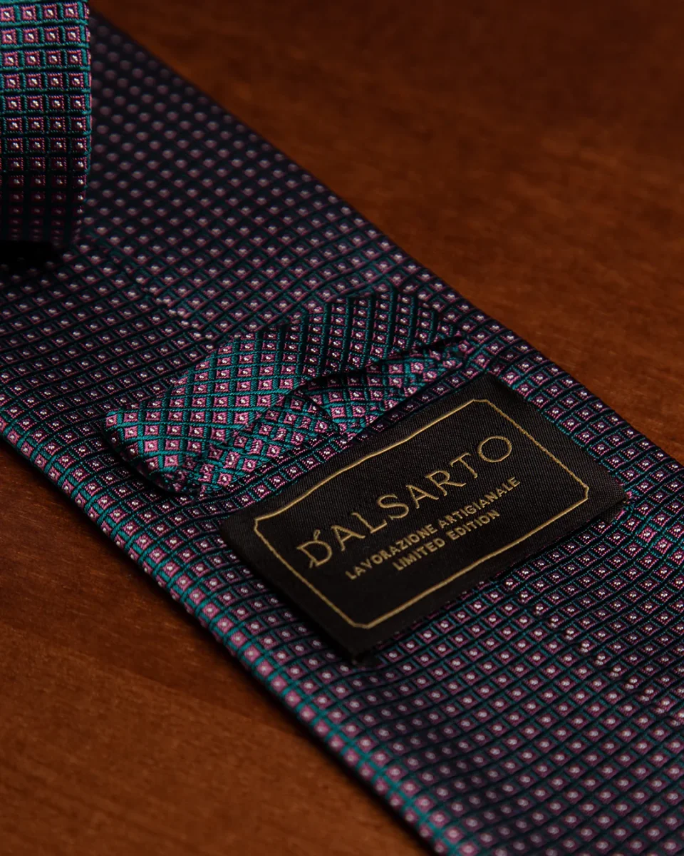 Cravatta Jacquard Bordeaux Con Microquadri Verde Smeraldo E Rosa Ciclamino - immagine 5
