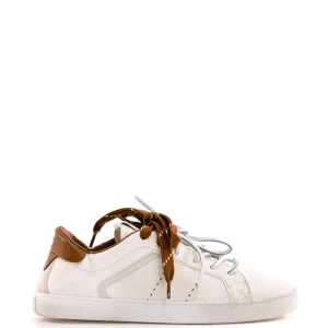 Sneakers in pelle di colore bianco effetto vissuto