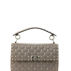 Borsa Rockstud Spike in pelle matelassè color nude chiaro.