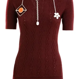 Pullover in lana color bordeaux con ciondoli
