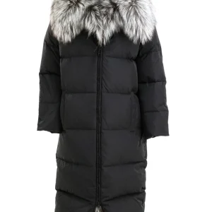 Piumino lungo di colore nero con collo in volpe